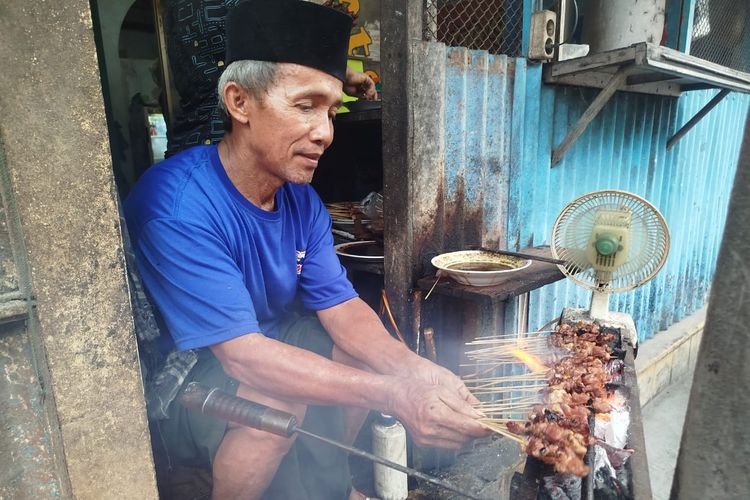 Subardi saat menolah sate yang resepnya dijaga sejak zaman Belanda, Selasa (22/4/2025)