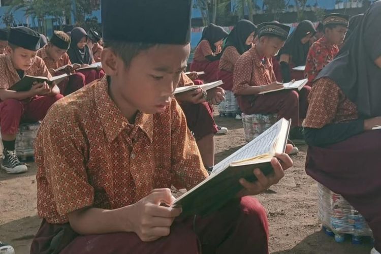 Berkah di Balik Blank Spot Sumbawa, Literasi Tetap Menyala di Kala Liburan