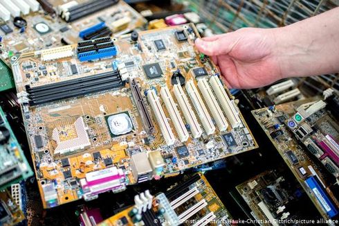 Melihat Sampah Tak Terlihat di Balik Produksi Laptop dan Ponsel