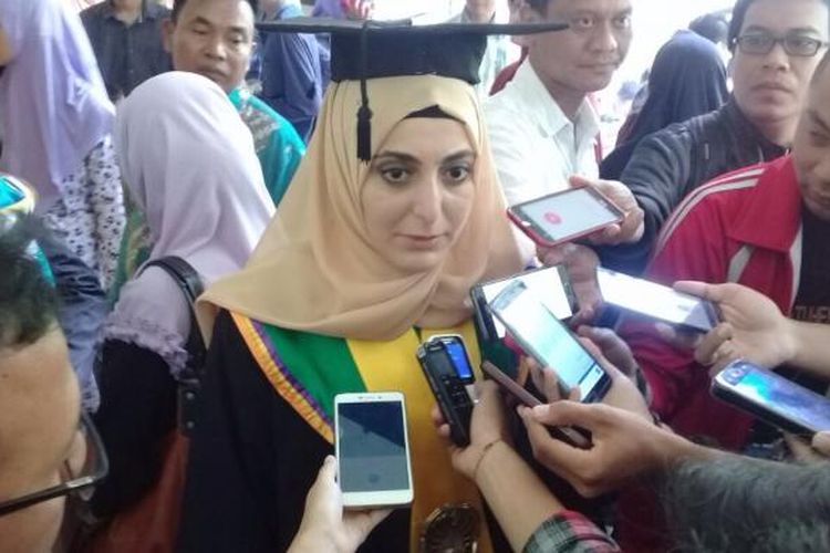 Esma Akin (24) mahasiswi asal Turki didaulat menjadi lulusan tercepat di kampus Unnes Semarang dalam gelaran wisuda, Selasa (7/3/2017) 