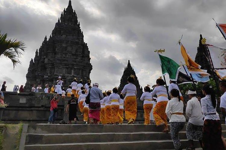 Upacara Abhiseka di Candi Prambanan Sebagai Peringatan Peresmian oleh Rakai Pikatan Tahun 856 M.