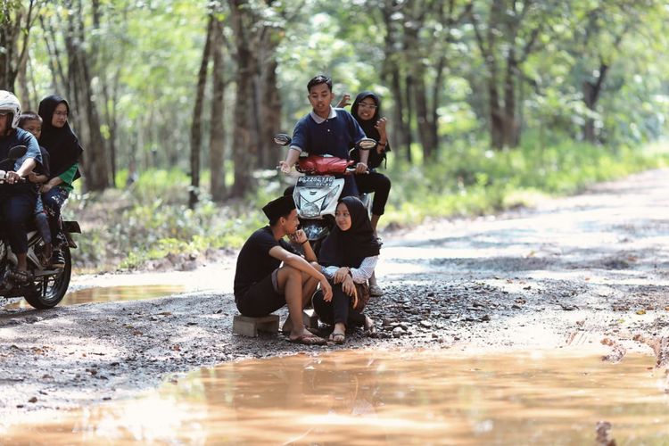 Jalan rusak di Kecamatan Batumarta Kabupaten OKU, Sumatera Sealtan dijadikan objek foto sebagai bentuk protes kepada pemerintah.