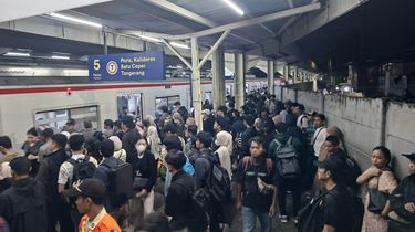 KRL Duri-Tangerang Padat dan Sesak Saat Jam Sibuk, KCI: Headway Jam Sibuk 15 Menit