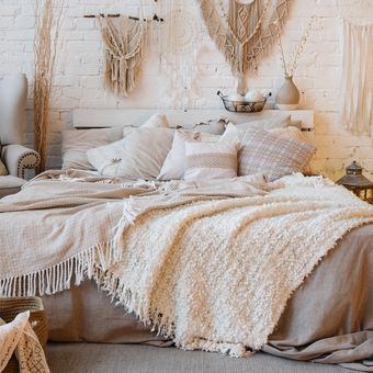 tips menghias kamar tidur agar estetik bisa dimulai dari memilih furnitur berukuran rendah hingga cermin yang estetik.