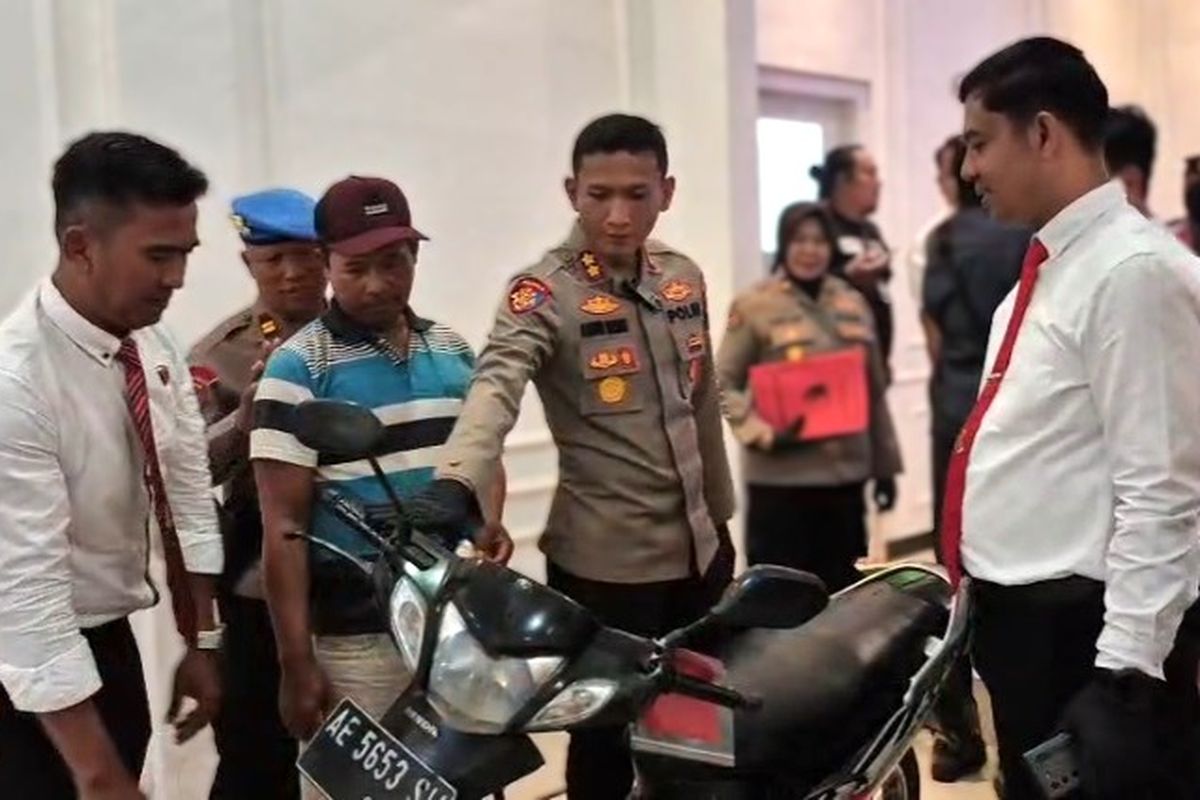 Jemingan (40) warga warga Desa Ngampel, Kecamatan Kauman, Kabupaten Ponorogo, Jawa Timur tampak tertegun melihat motor miliknya Honda Kharisma berplat nomor AE 5653 SW yang sempat hilang diserahkan kembali oleh Kapolres Ponorogo AKBP Andin Wisnu Sudibyo, Rabu (30/7/2025).