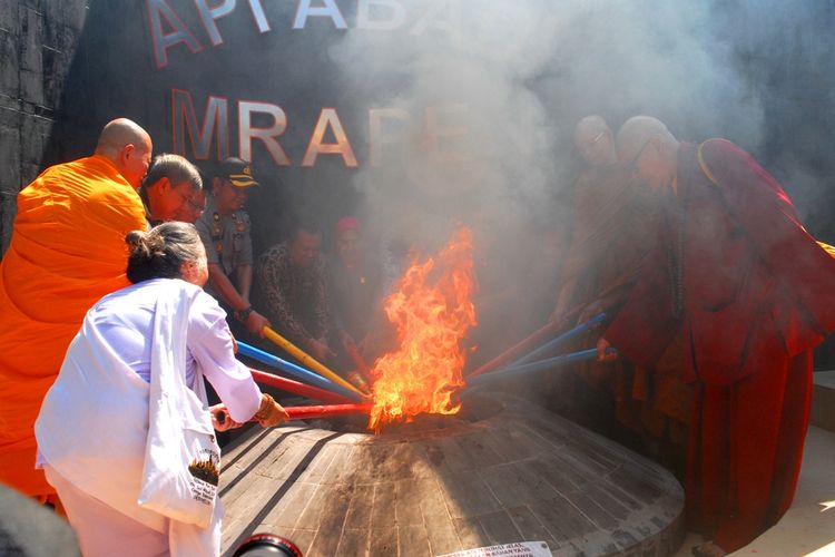 Ritual pengambilan api Dharma Tri Suci Waisak 2563 BE/2019 di kawasan obyek wisata Api Abadi Mrapen di Grobogan, Jawa Tengah, Jumat (17/5/2019) siang. 