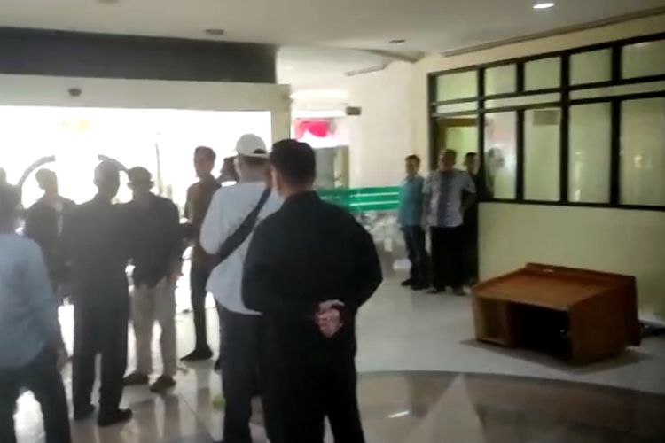 Sejumlah oknum Lembaga Swadaya Masyarakat (LSM) mengamuk di Kantor DPRD Kabupaten Tangerang, Kamis (25/8/2022).