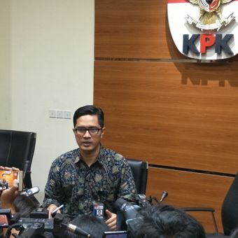 Juru Bicara Komisi Pemberantasan Korupsi (KPK) Febri Diansyah saat memberikan keterangan pers di gedung KPK, Kuningan, Jakarta Selatan, Minggu (4/2/2018). 