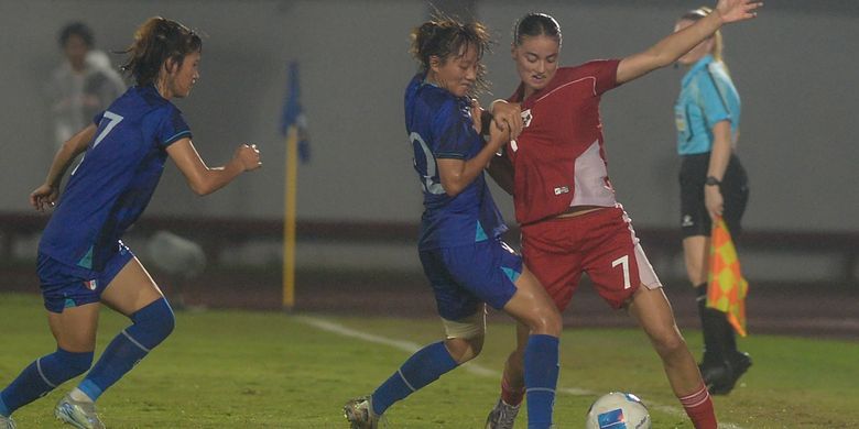 Pemain Timnas Putri Indonesia Felicia Vitoria De Zeeuw (kanan) berusaha melewati hadangan pesepak bola Timnas Putri Taiwan Huang Ke Sin (tengah) saat pertandingan kualifikasi Piala Asia Wanita 2026 Grup D Indonesia vs Taiwan di Stadion Indomilk Arena, Kabupaten Tangerang, Banten, Sabtu (5/7/2025). ANTARA FOTO/Putra M. Akbar/foc.