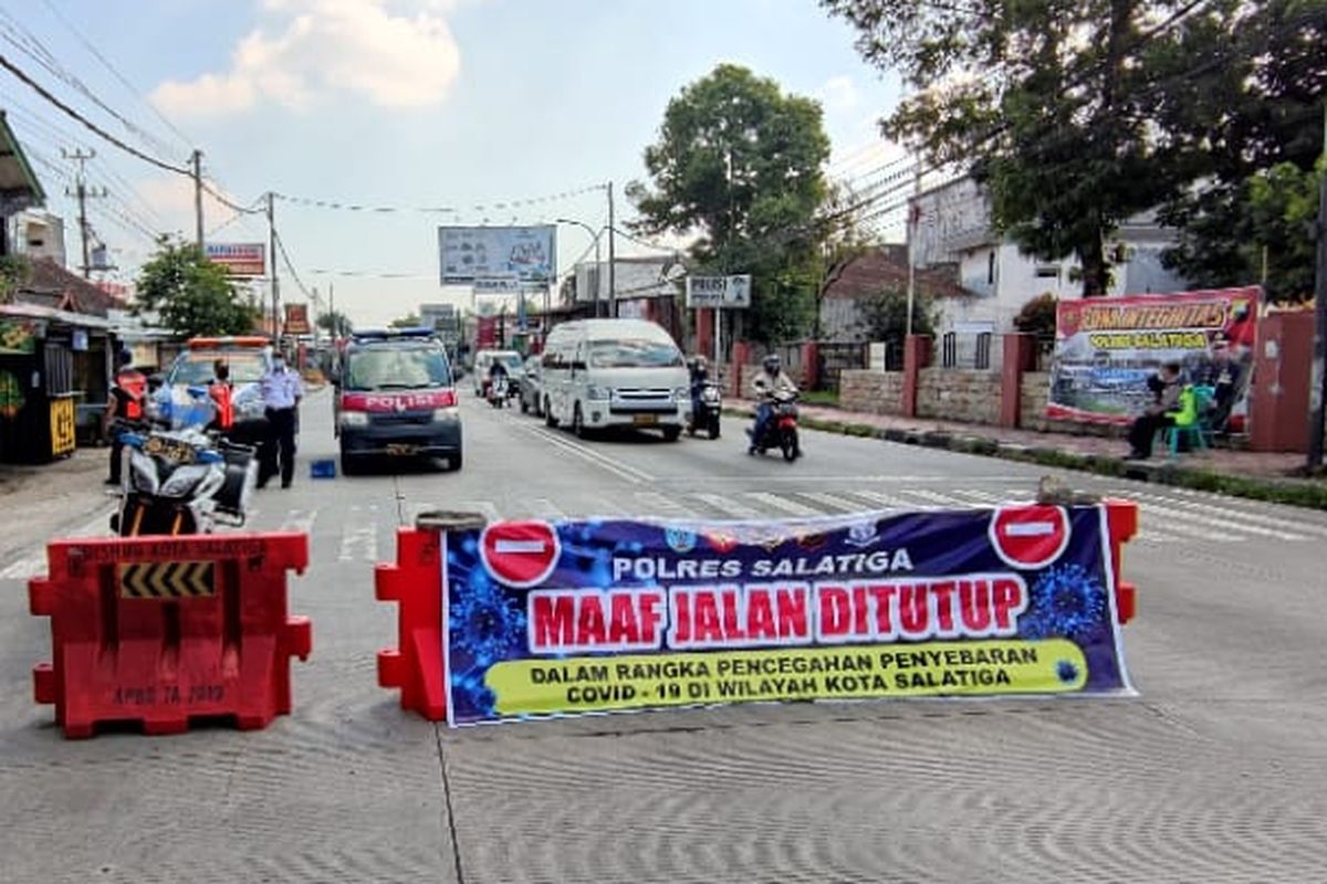 Akses jalan menuju Kota Salatiga ditutup sementara untuk mendukung PPKM Darurat.