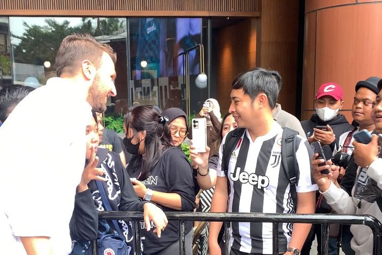 Mantan pemain Juventus dan Persija, Marco Motta, saat berinteraksi dengan fan Juventus di Lippo Mall Kemang, Jakarta, pada Jumat (27/1/2023).