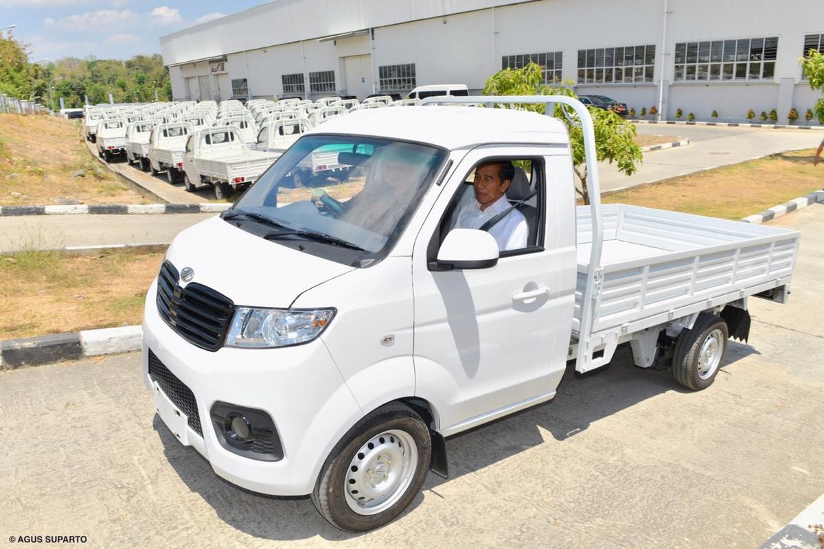 Presiden Jokowi mencoba mobil Esemka di pabrik Esemka di Boyolali, Jawa Tengah.