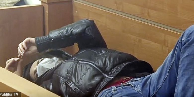 Kanal televisi Moldova Publika TV menayangkan selebgram bernama Anna Leikovic sedang berbaring dan membersihkan kukunya saat hadir di persidangan. Dia disebut menusuk dan memutilasi ibunya hidup-hidup.