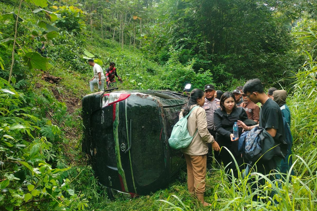 Para korban selamat keluar dari mobil 