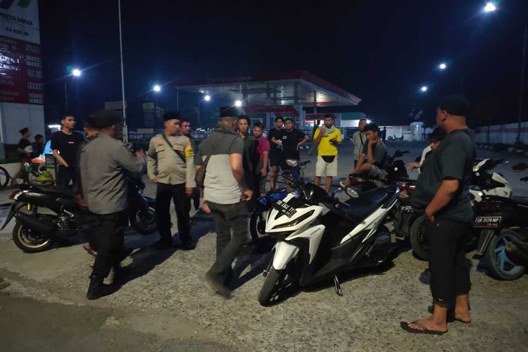 Suasana pembubaran balap liar di jalan Bypass BIL Desa Labulia, Lombok Tengah, Sabtu (9/4/2022) dini hari