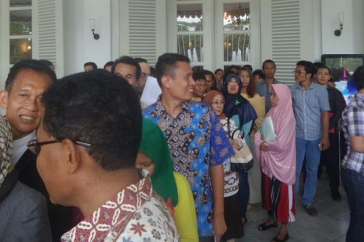 Warga berkumpul di pendopo Balai Kota DKI Jakarta untuk mengadu kepada Gubernur DKI Jakarta Basuki Tjahaja Purnama, Senin (6/3/2017). 