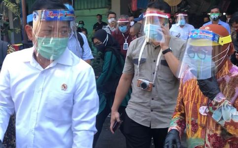 Health Chief Buckles Up for Weekly Visit to Indonesia’s Worst Covid-19-Hit Province 