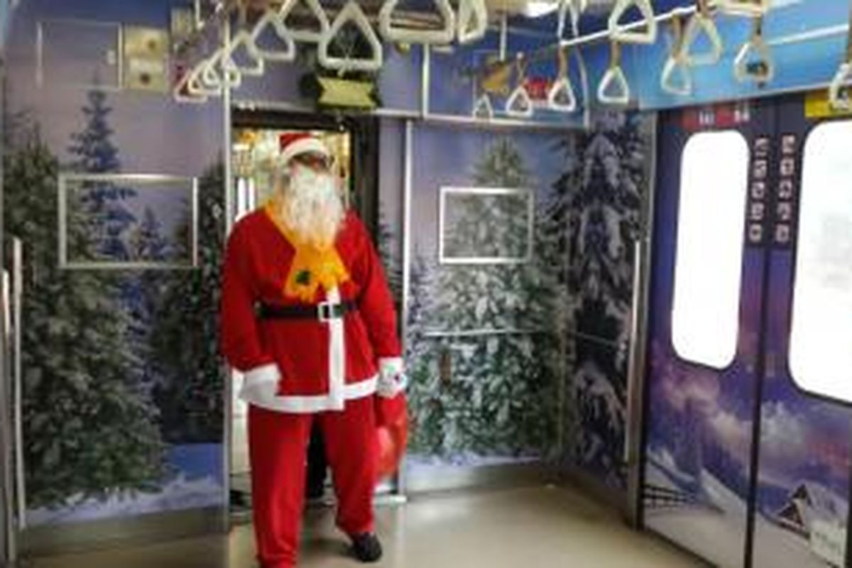 Gerbong kereta rel listrik (KRL) bertema Natal