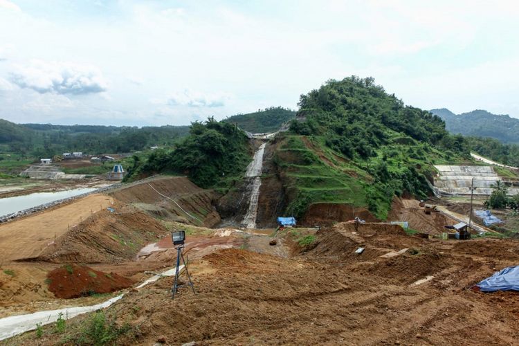 Pembangunan Bendungan Kuningan di Desa Randusari, Kecamatan Cibeureum, Kabupaten Kuningan, Provinsi Jawa Barat. 