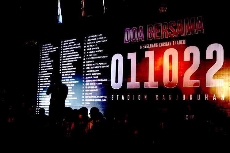 Doa bersama di hari ke-7 Tragedi Kanjuruhan pasca tragedi yang terjadi pada pekan ke-11 Liga 1 2022-2023 seusai pertandingan bertajuk Derbi Jawa Timur, Arema FC melawan Persebaya Surabaya di Stadion Kanjuruhan Kepanjen, Kabupaten Malang, Jumat (7/10/2022) malam.
