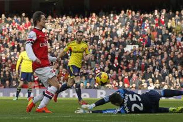 Gelandang Arsenal Tomas Rosicky (kiri) mencetak gol ke gawang Sunderland, pada pertandingan Premier League, di Emirates, Sabtu (22/2/2014).

