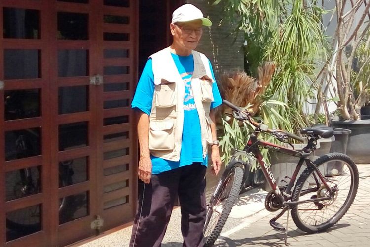 Buya Syafii Maarif saat tiba dirumahnya usai berpergian dengan menggunakan sepeda, Senin (06/05/2019)