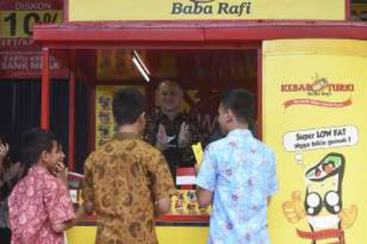 Perdana Menteri Selandia Baru John Philip Key di kios penjual Kebab di Surabaya, Selasa (19/7/2016).