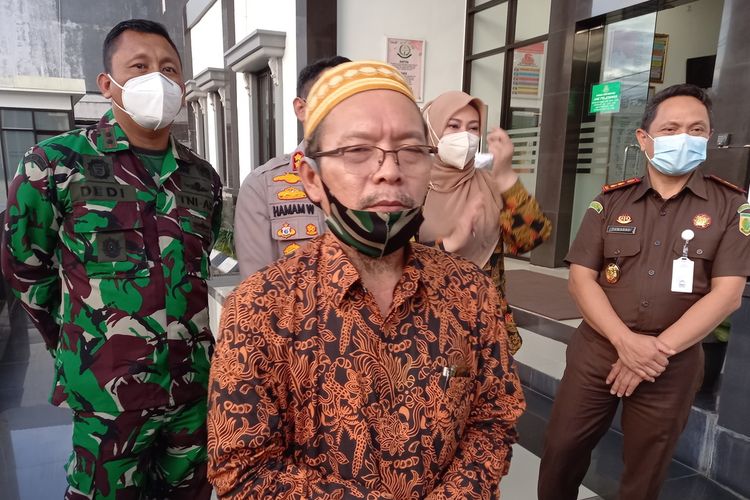 Pandeglang regency MUI head Hamdi Ma'ani at the local district attorney's office on Friday, (12/3/2021)
