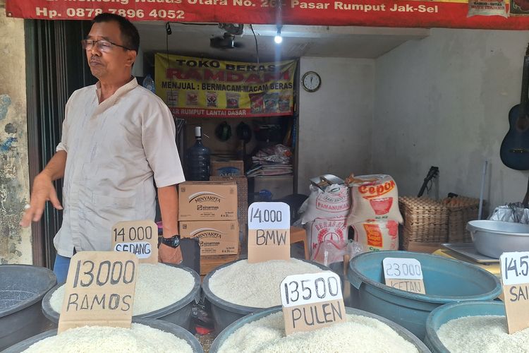 Omzet penjual beras di Pasar Rumput, Jakarta Selatan justru menurun di tengah harga beras yang masih tinggi. Minggu (3/3/2024).