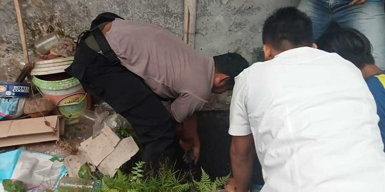 Bripka Cepy dibantu warga berusaha menarik korban dari dasar sumur, Kamis (16/9/2021) pukul 17.00 WIB. Korban terjatuh ke sumur saat sedang bercanda dengan teman-temannya.