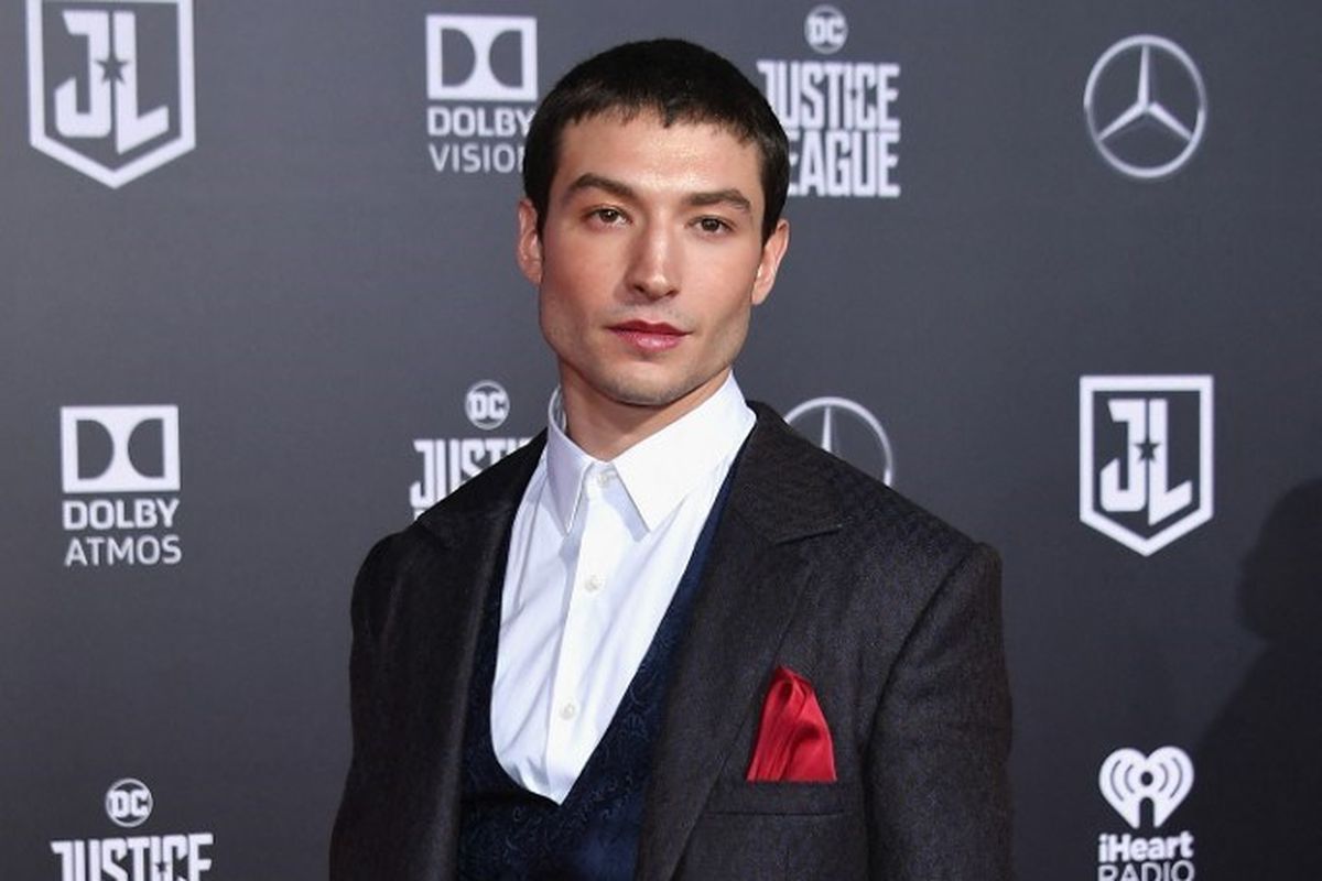 Aktor Ezra Miller menghadiri pemutaran perdana film produksi Warner Bros. Pictures, Justice League'di Dolby Theatre, Hollywood, California, pada 13 November 2017.