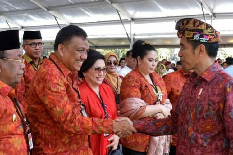 Gubernur Sulawesi Utara Olly Dondokambey bersalaman dengan Presiden Jokowi dalam Temu Karya Nasional Gelar Teknologi Tepat Guna (TTG) XX dan Pekan Inovasi Perkembangan Desa/Kelurahan (PINDesKel) 2018 di Bali, Jumat (19/10/2018) .