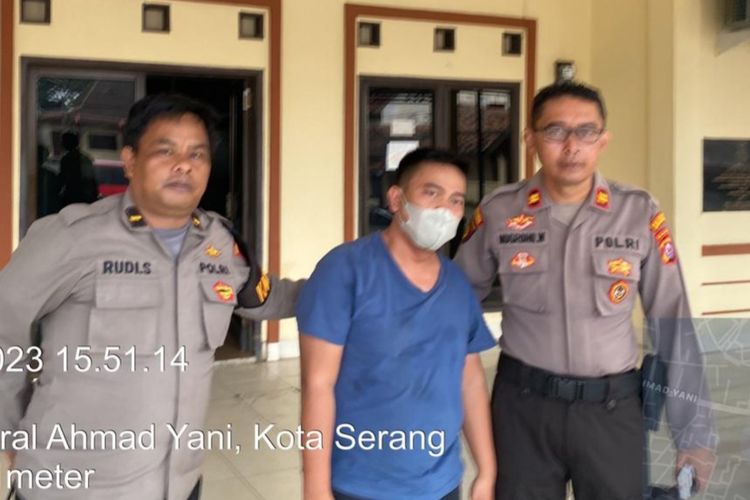 Polisi tangkap pelaku dugaan pembunuhan Salamunasir sebagai Kades Curuggoong, Kecamatan Padarincang, Serang, Banten.