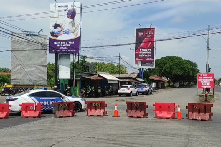 Polisi menutup simpang Trengguli, Kecamatan  Wonosalam, jalur alternatif Demak - Kudus, Rabu (14/2/2024). (KOMPAS.COM/NUR ZAIDI)