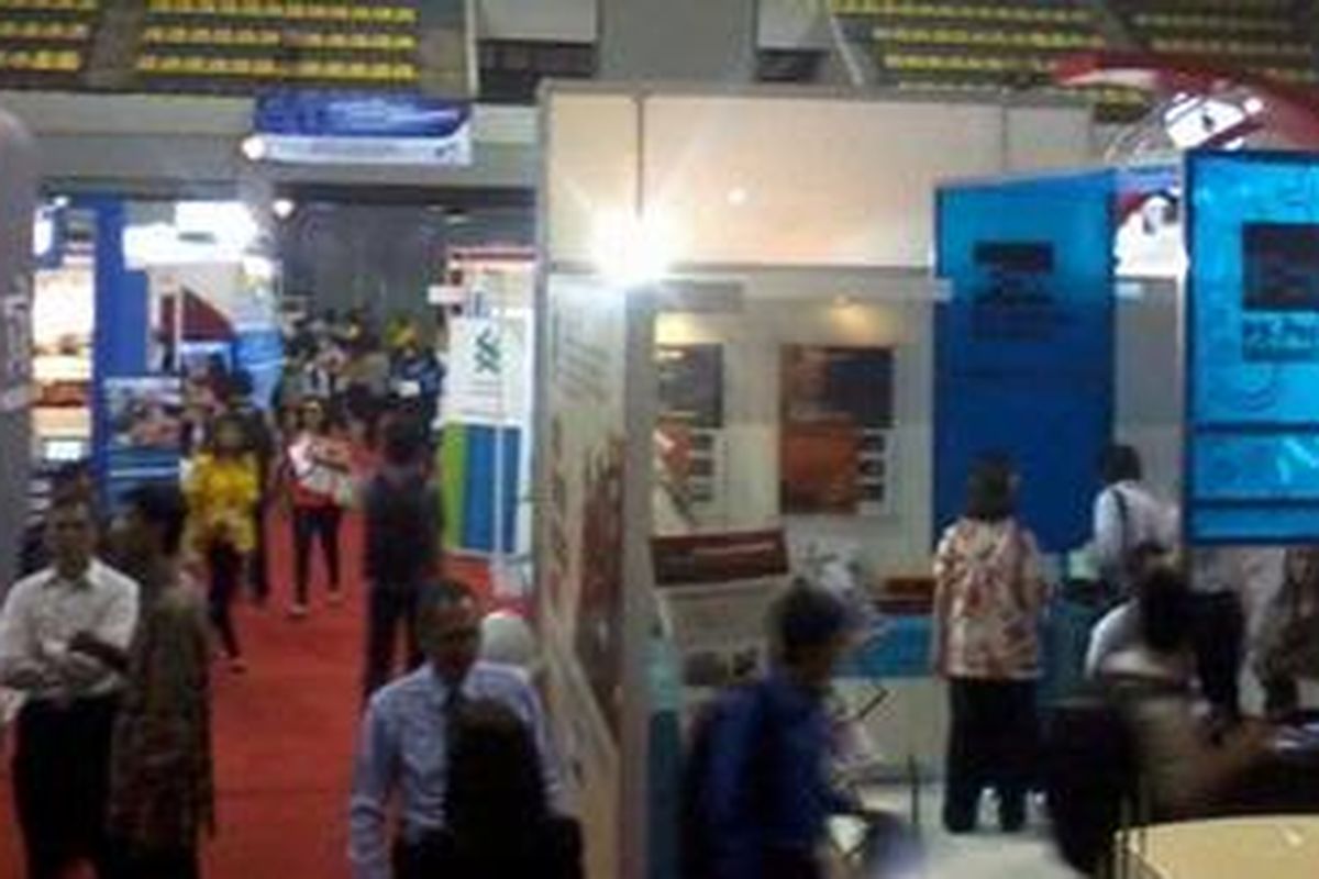 Suasana pameran bursa lapangan kerja dan beasiswa yang diselenggarakan di Balairung UI, Depok, Jawa Barat, Kamis (8/3/2012).