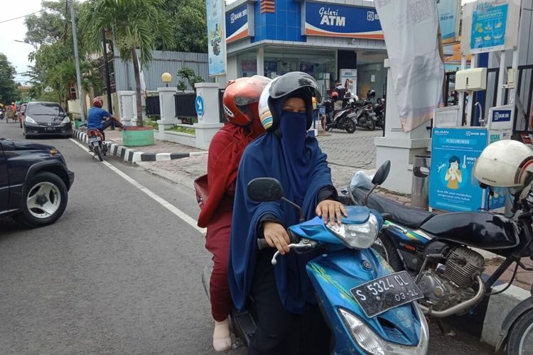 Rara Ayu Ningtia, salah satu nasabah BRI usai mengecek uang saldo di rekening tabungannnya