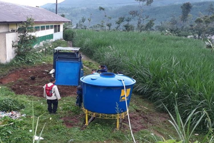 Kementerian Pekerjaan Umum dan Perumahan Rakyat (PUPR) mengirimkan tim ke lapangan dan berbagai perlengkapan untuk memenuhi kebutuhan air bersih dan sanitasi di lokasi pengungsian pasca gempa di Kecamatan Kalibening, Kabupaten Banjarnegara. 