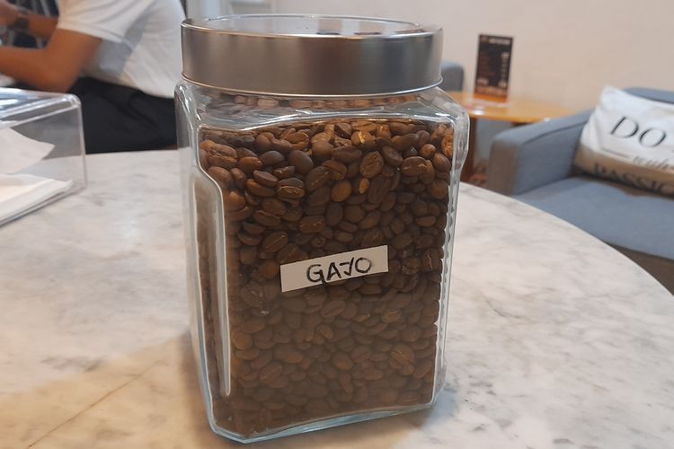 Biko kopi gayo yang sudah disangrai di Kopi Kamu, Jakarta Selatan.