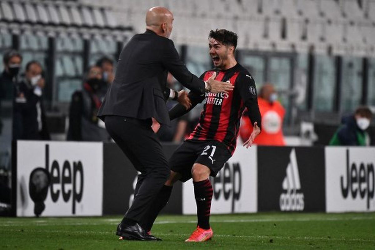 Brahim Diaz (kanan) merayakan golnya bersama Stefano Pioli (kiri) pada laga pekan ke-35 Liga Italia yang mempertemukan Juventus vs AC Milan di Stadion Allianz pada Senin (10/5/2021) dini hari WIB.