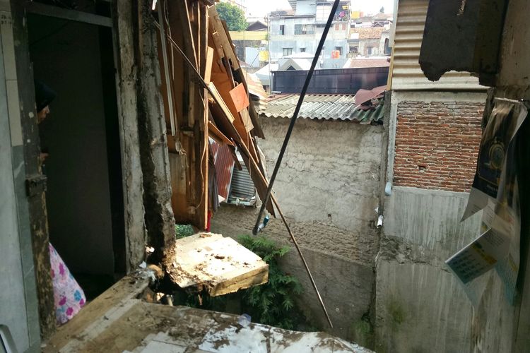 Sebuah rumah yang rusak berat dalam peristiwa tanah longsor di Bandung, Jawa Barat, Sabtu (18/5/2019). Satu orang meninggal dalam peristiwa itu.