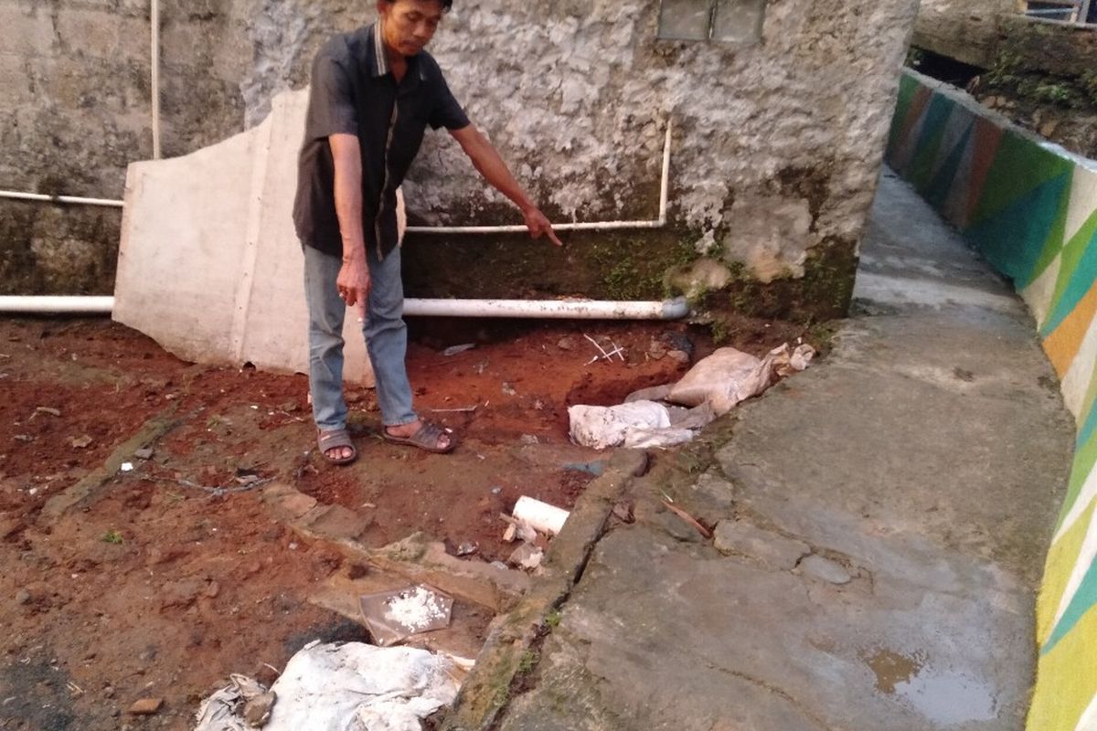 Dua lubang yang berpotensi jebol di Tanggul Jatipadang, Pasar Minggu, Jakarta Selatan. Foto diambil Senin (1/4/2019)