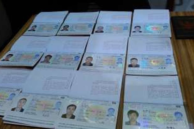 Petugas Imigrasi Mataram menyita 12 paspor warga negara asing asal Tiongkok.