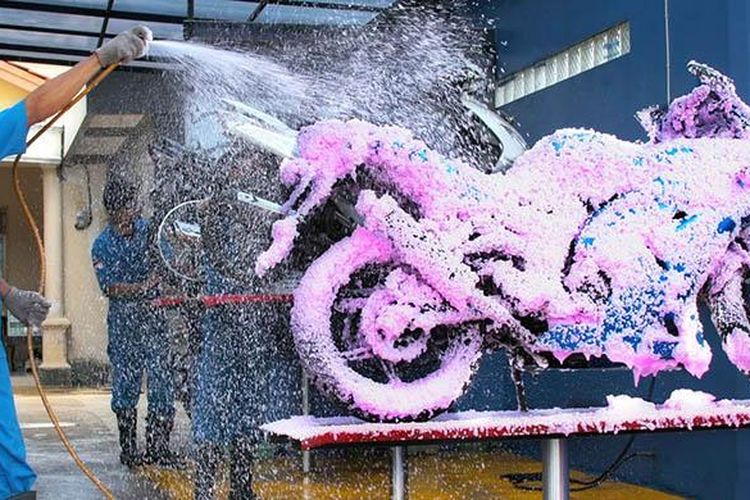 Ilustrasi cuci motor