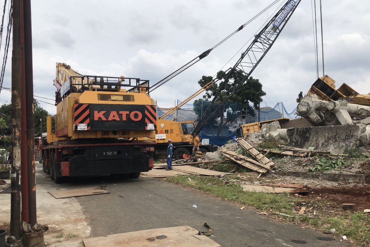 Proses evakuasi crane yang roboh dan menimpa rumah warga di Jalan Mawar, Pancoran Mas, Depok, Jawa Barat pada Jumat (3/12/2021) siang.
