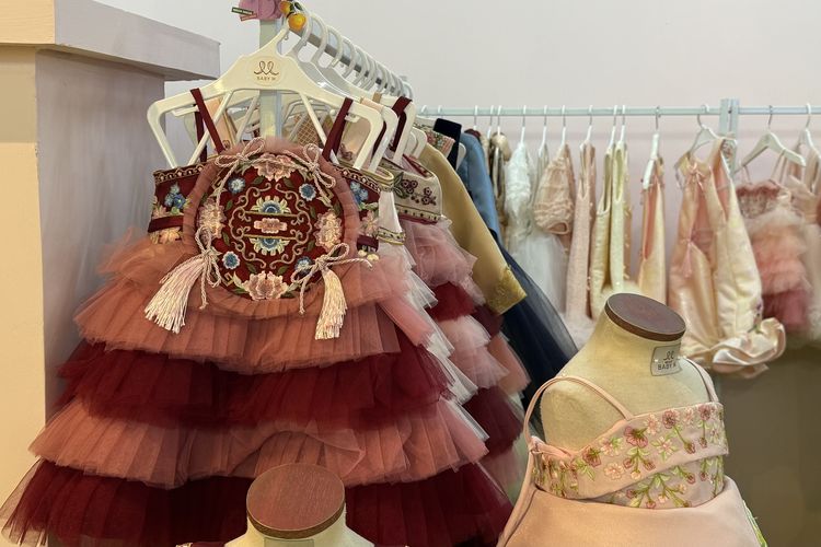 Dress tulle dengan bordir yang cocok untuk anak saat merayakan Imlek di OADKIDS Pop-up Market di Plaza Indonesia, Jakarta Pusat yang berlangsung pada 15 Januari 2025 hingga 18 Januari 2025.