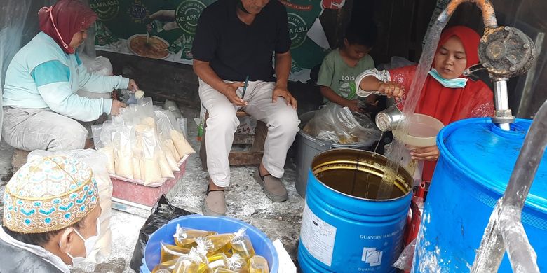 Seorang pedagang minyak goreng curah di Pasar Tradisional Cikurubuk Kota Tasikmalaya mengaku masih menjual harga di atas HET karena membelinya masih mahal pada Selasa (22/2/2022).