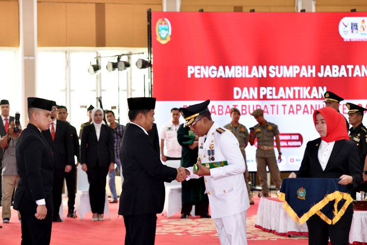 Penjabat (Pj) Gubernur Sumatera Utara (Sumut) Hassanudin melantik Sugeng Riyanta sebagai Pj Bupati Tapanuli Tengah (Tapteng) di Aula Tengku Rizal Nurdin, Jalan Sudirman, Rabu (15/11). Pada kesempatan tersebut, TP PKK Sumut Dessy Hassanudin juga melantik Pj Ketua TP PKK Tapteng Ade Riana Wiranti.
