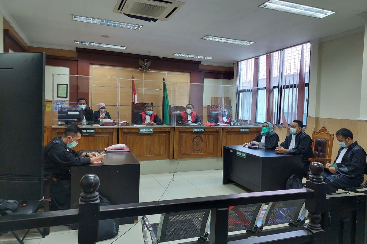 Suasana sidang kasus pria yang jual kulkas milik ibunya di Pengadilan Negeri Tangerang, Kota Tangerang, Kamis (24/2/2022).