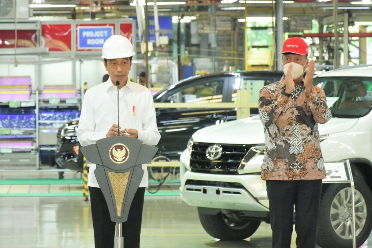 Presiden Joko Widodo didampingi Menteri Perindustrian Agus Gumiwang Kartasasmita melepas ekspor perdana profuk otomotif mobil jenama Fortuner ke Australia, di Karawang, Jawa Barat, Selasa (15/2/2022).