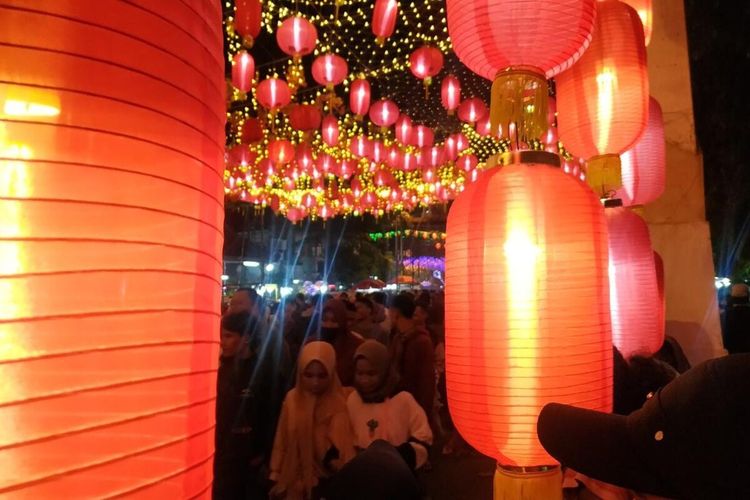 Uji coba penyalaan lampu lampion di Kawasan Pasar Gede Solo, Jawa Tengah, Selasa (15/1/2020) malam.
